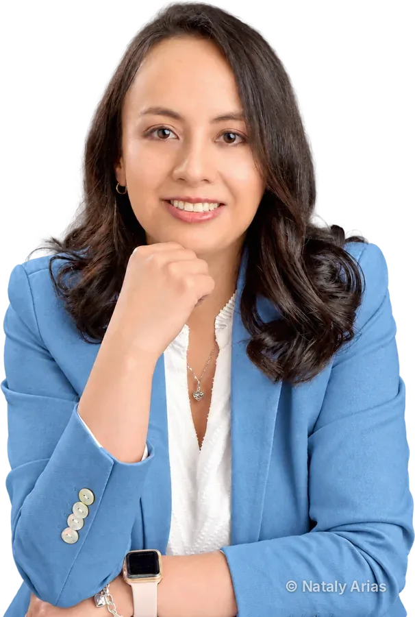 Nataly Arias en actitud reflexiva