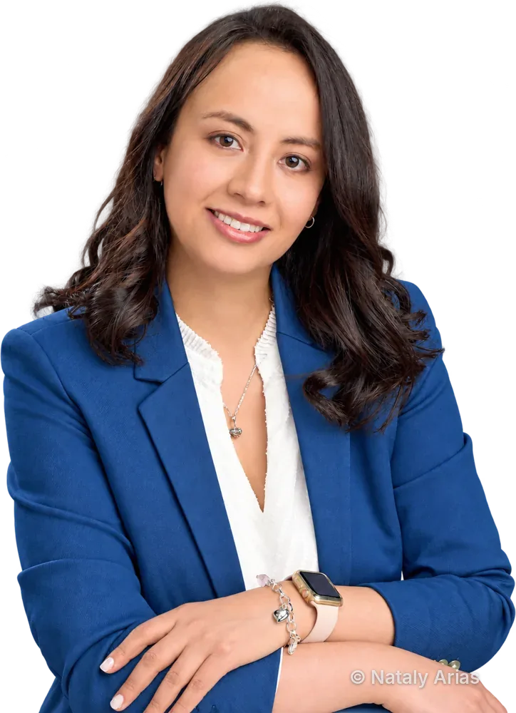 Nataly Arias, contadora pública, sonriendo con chaqueta azul